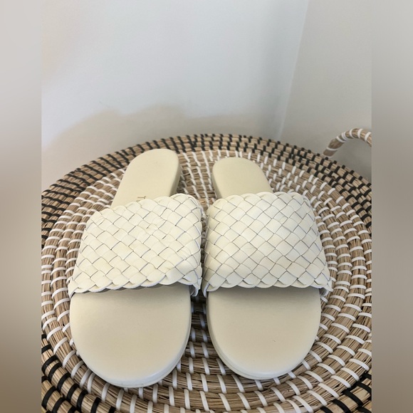 WOMENS size 7 TKEES vanilla woven sandal - Picture 3 of 8